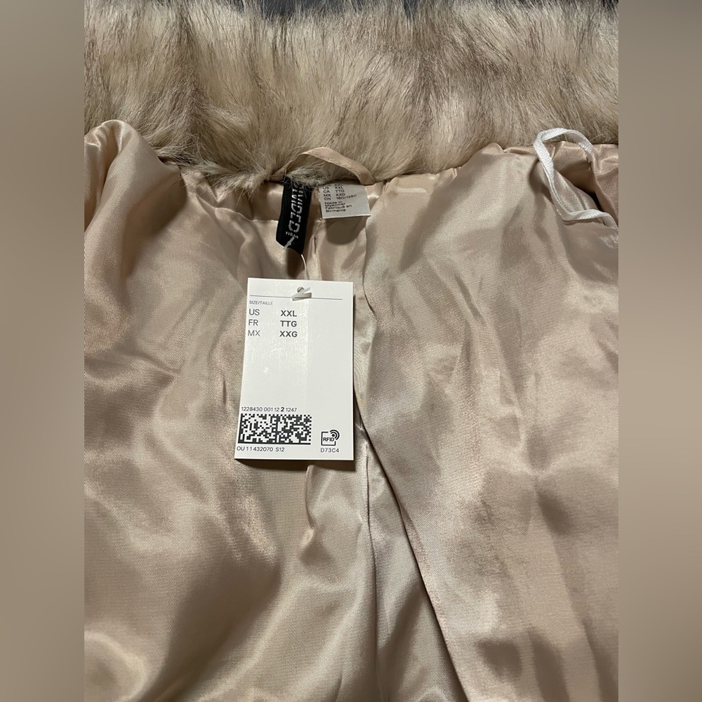 H&M Women’s Faux Fur Coat - Picture 3 of 3